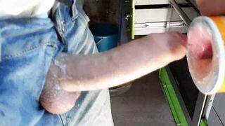 Парень после работы в офисе трахает искусственную вагину порно